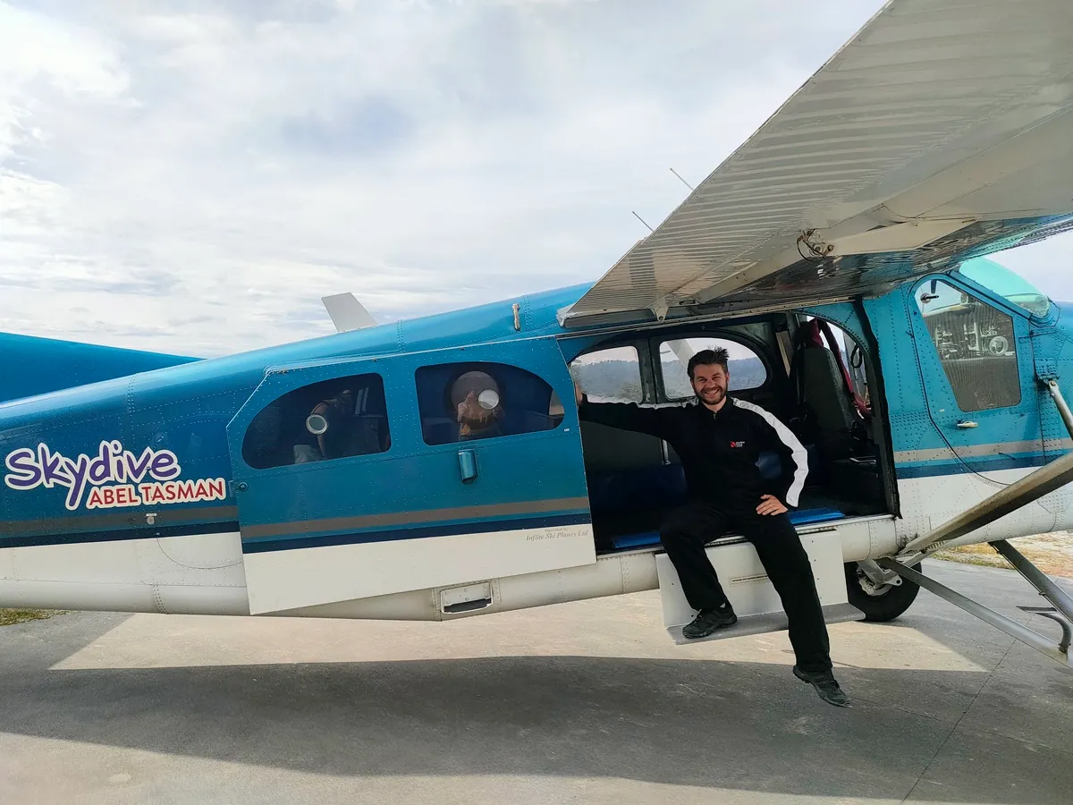 Boris Nachbaur souriant avant un saut en parachute tandem en Nouvelle-Zélande